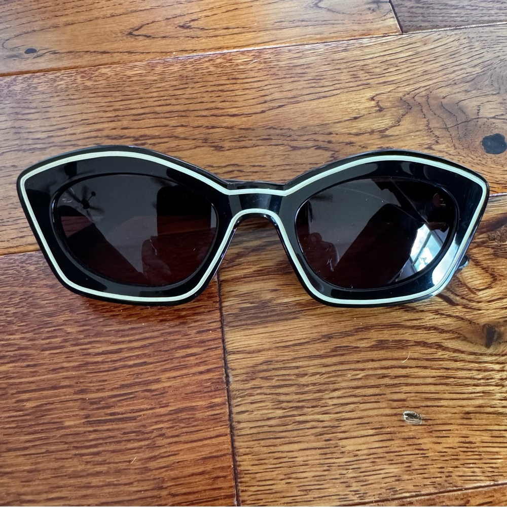 ❌SOLD❌Chic Black and White Sunglasses
